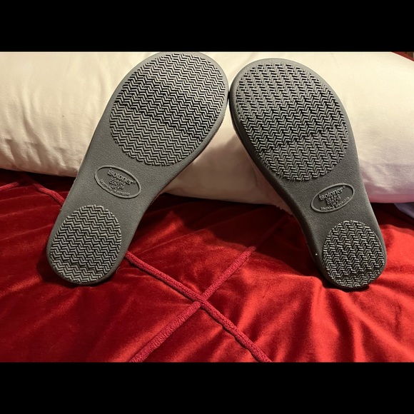Isotoner slippers, new never worn, size 8.5 - 9 - Picture 2 of 3